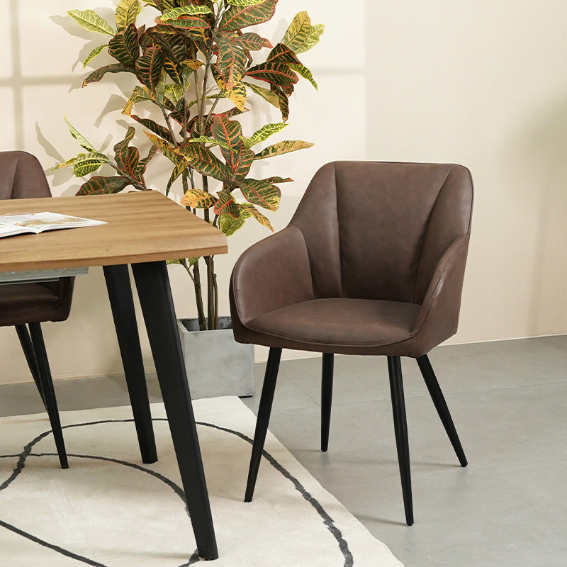 Lot de 4 chaises design Sienna d'OFCASA avec assise rembourrée grise et pieds métal noir, autour d'une table en bois,Chaise de salle à manger Sienna en contexte réel, montrant son dossier ergonomique et son style contemporain