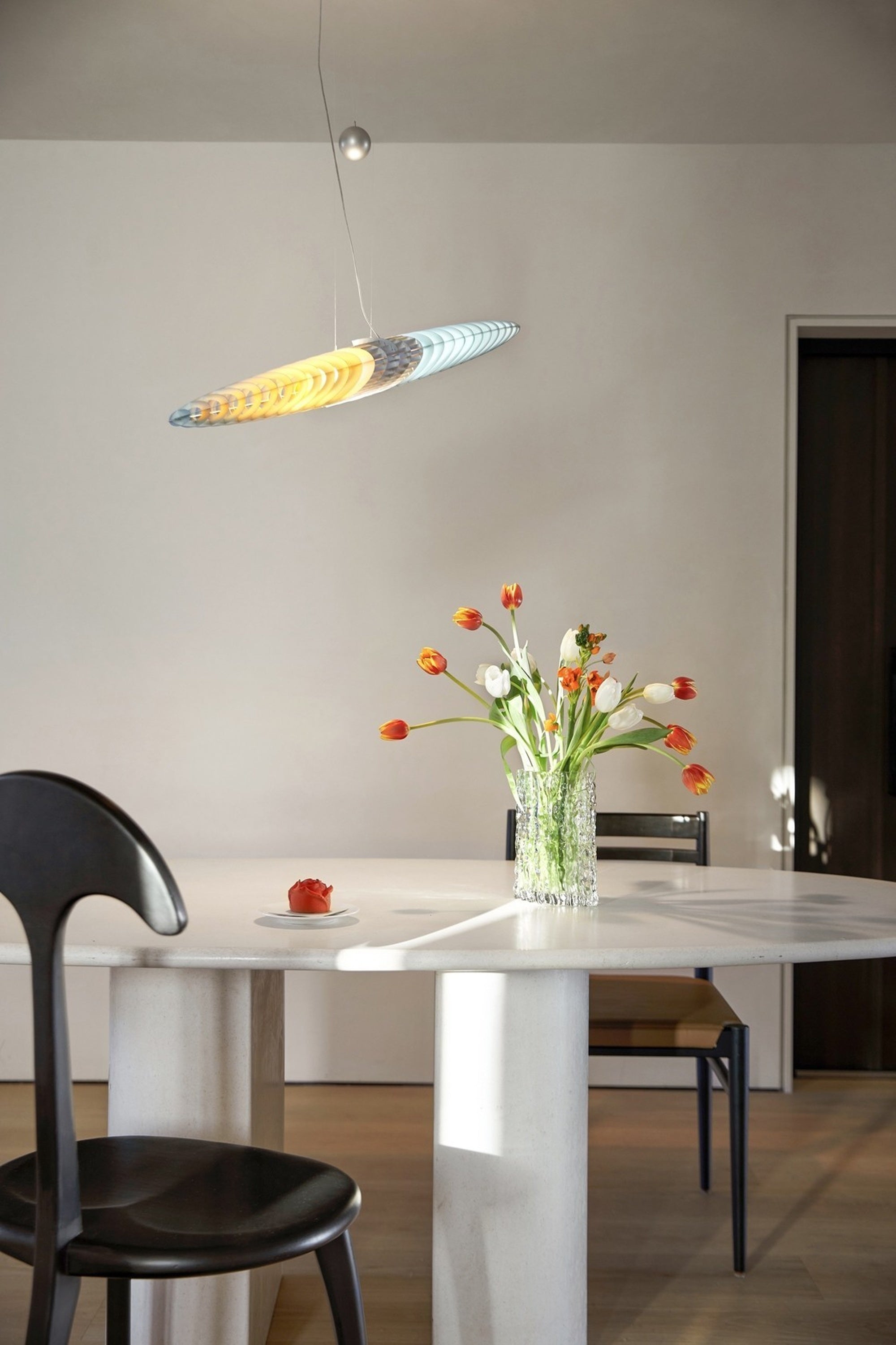 Mélangez, assortissez et impressionnez : comment réussir la tendance éclectique des chaises de salle à manger