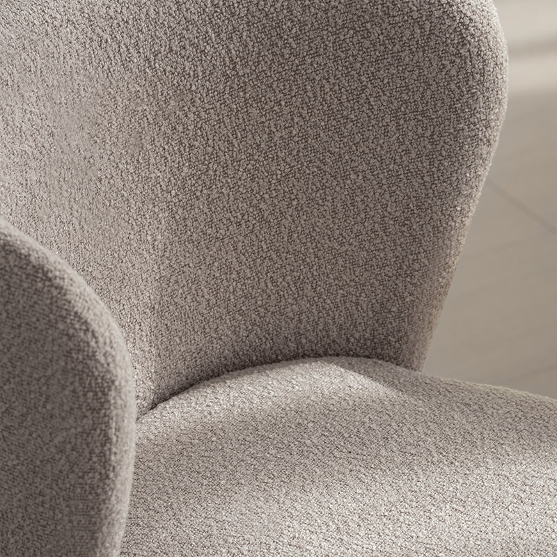 Chaise design Karin en tissu bouclé beige, avec dossier large et pieds en métal noir. Parfaite pour salle à manger, cuisine ou bureau. Collection OFCASA.