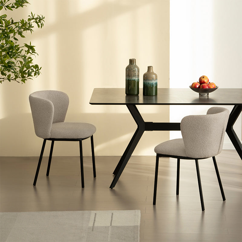 Chaise design Karin en tissu bouclé beige, avec dossier large et pieds en métal noir. Parfaite pour salle à manger, cuisine ou bureau. Collection OFCASA.