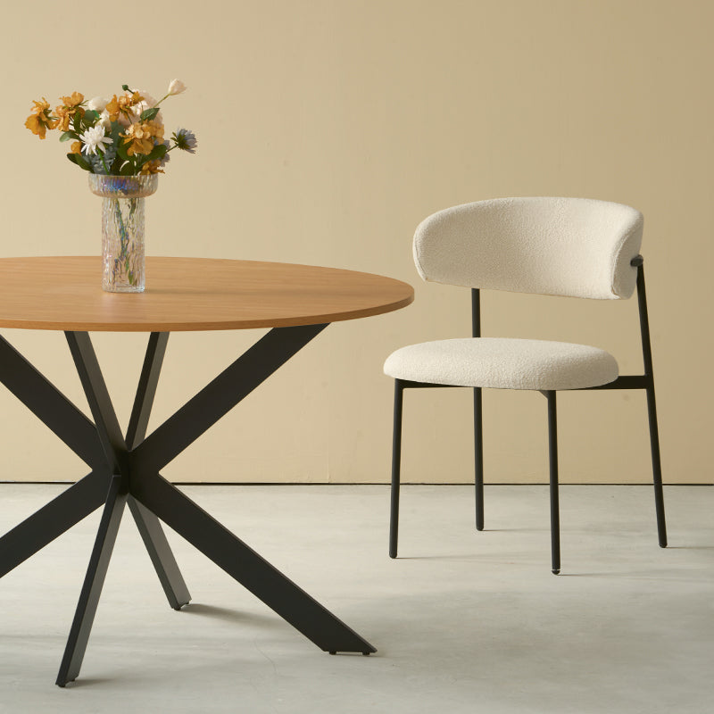 Chaise Zahra de OFCASA en tissu bouclé beige, dossier incurvé et pieds robustes pour salle à manger élégante