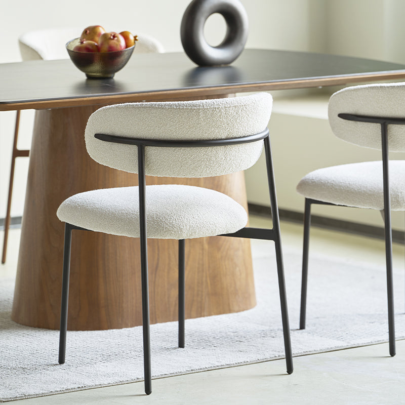 Chaise Zahra de OFCASA en tissu bouclé beige, dossier incurvé et pieds robustes pour salle à manger élégante