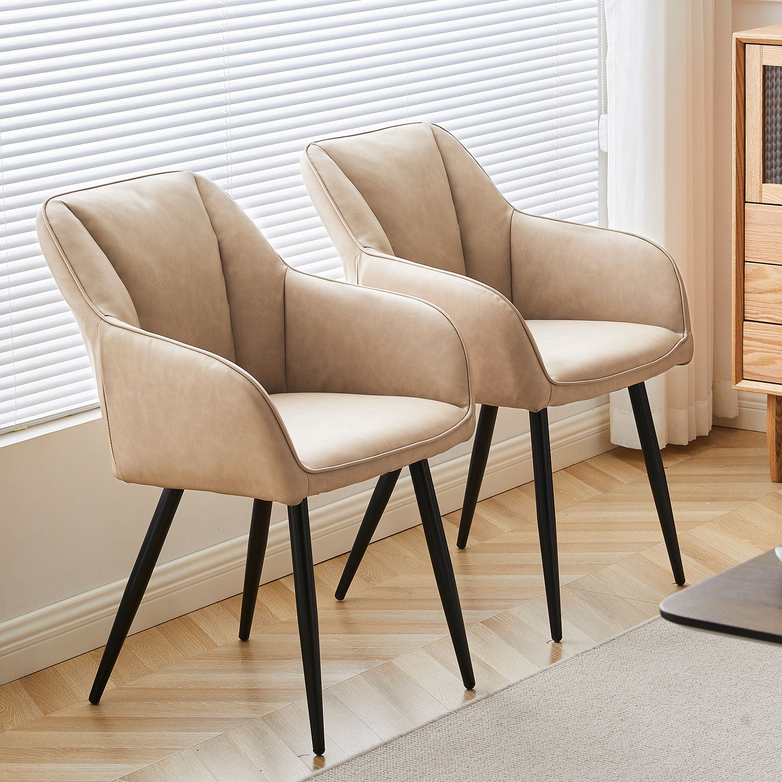 Lot de 4 chaises design Sienna d'OFCASA avec assise rembourrée grise et pieds métal noir, autour d'une table en bois，Chaise de salle à manger Sienna en contexte réel, montrant son dossier ergonomique et son style contemporain