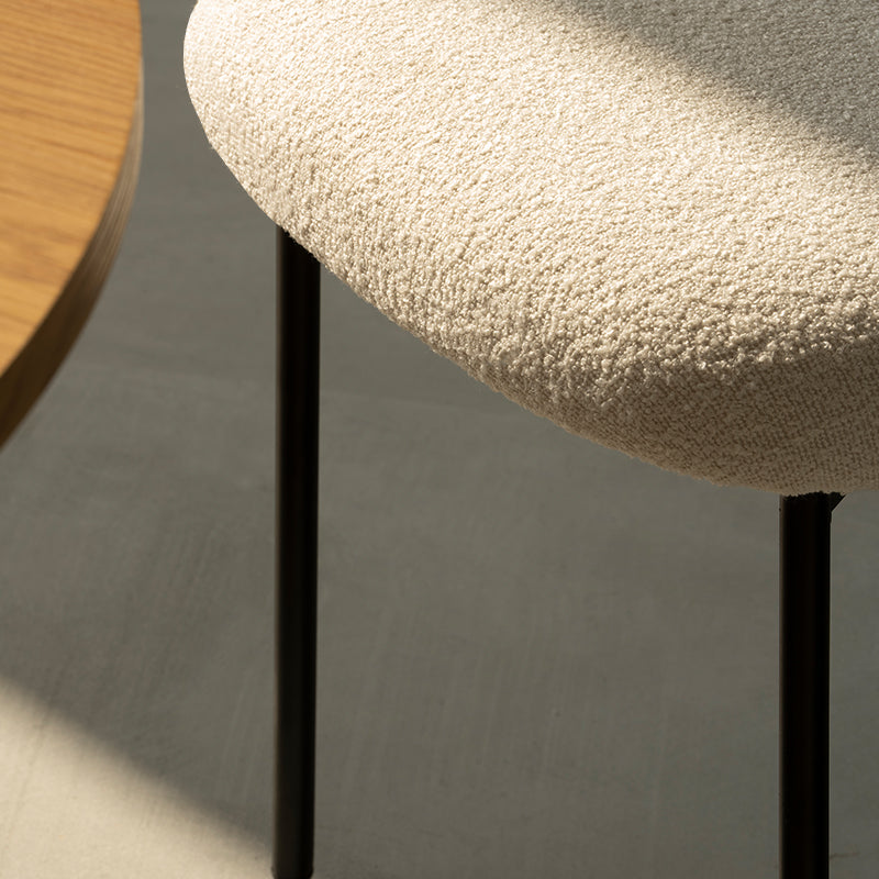Assise rembourrée et dossier moelleux de la chaise Zahra, tissu bouclé doux et résistant
