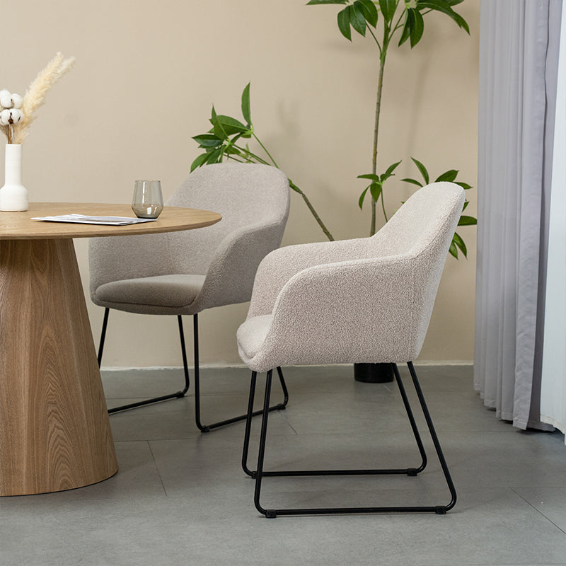 Fauteuil design Neve UDC22123 en velours gris-bleu, dossier incurvé ergonomique et pieds en métal doré. Idéal pour salon moderne ou bureau élégant. Profondeur d'assise généreuse (55cm) et structure stable.