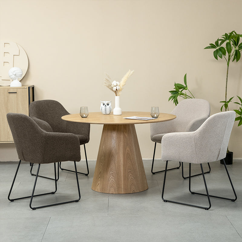 Fauteuil design Neve UDC22123 en velours gris-bleu, dossier incurvé ergonomique et pieds en métal doré. Idéal pour salon moderne ou bureau élégant. Profondeur d'assise généreuse (55cm) et structure stable.