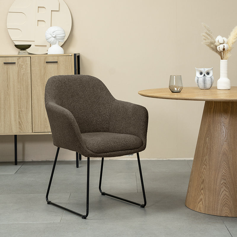 Fauteuil design Neve UDC22123 en velours gris-bleu, dossier incurvé ergonomique et pieds en métal doré. Idéal pour salon moderne ou bureau élégant. Profondeur d'assise généreuse (55cm) et structure stable.