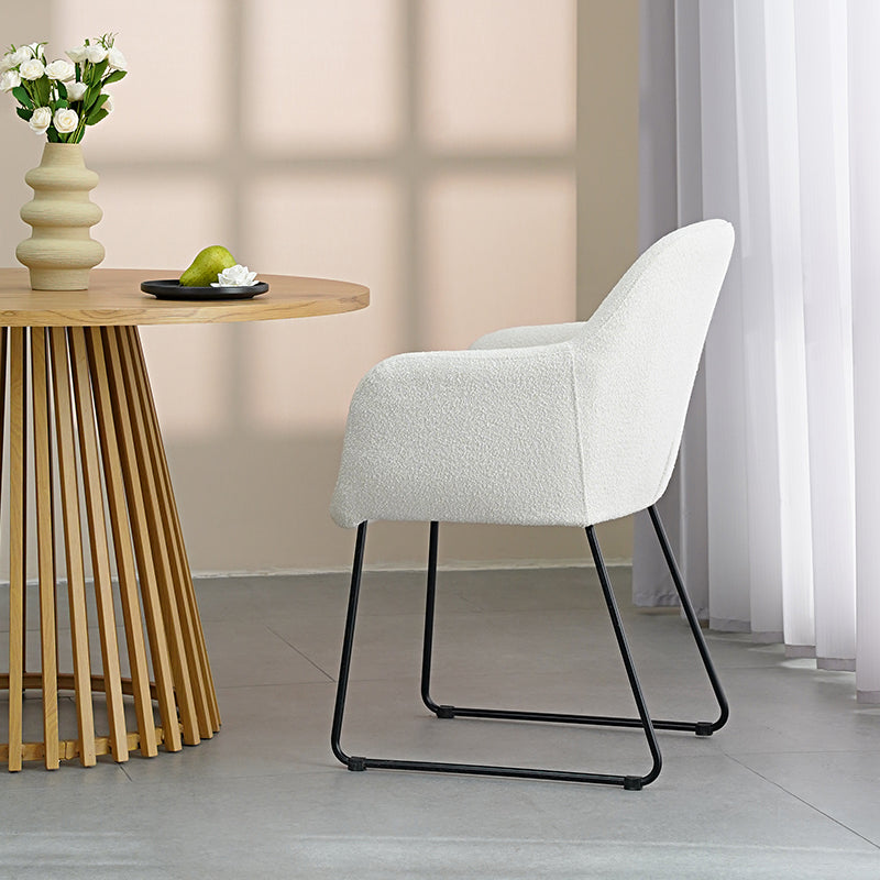 Fauteuil design Neve UDC22123 en velours gris-bleu, dossier incurvé ergonomique et pieds en métal doré. Idéal pour salon moderne ou bureau élégant. Profondeur d'assise généreuse (55cm) et structure stable.