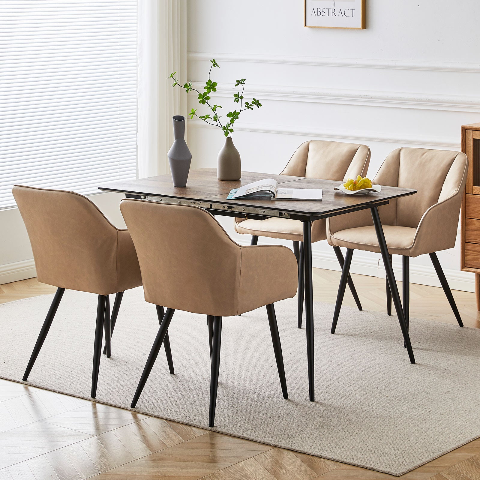 Lot de 4 chaises design Sienna d'OFCASA avec assise rembourrée grise et pieds métal noir, autour d'une table en bois，Chaise de salle à manger Sienna en contexte réel, montrant son dossier ergonomique et son style contemporain