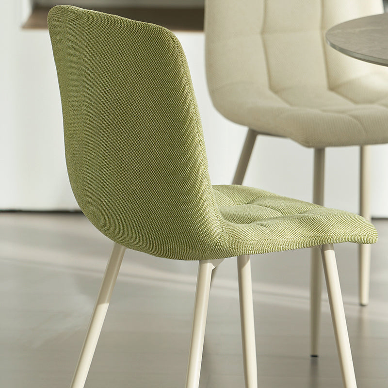Alliez confort et style avec la chaise Aoife : revêtement en lin mélangé, surpiqûres en losange et pieds métalliques fins pour une élégance moderne.

