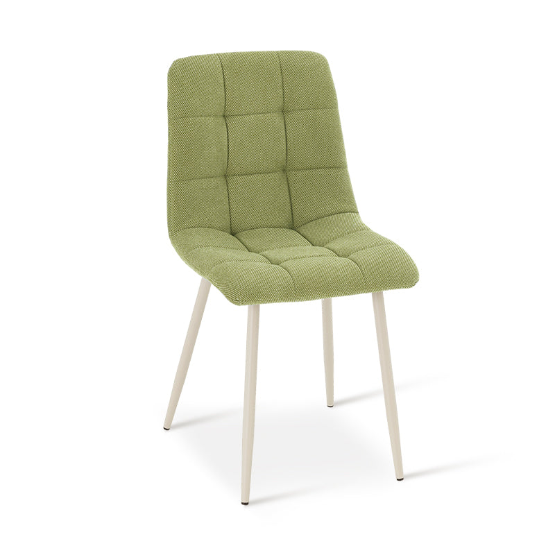 Alliez confort et style avec la chaise Aoife : revêtement en lin mélangé, surpiqûres en losange et pieds métalliques fins pour une élégance moderne.
