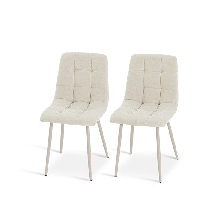 Alliez confort et style avec la chaise Aoife : revêtement en lin mélangé, surpiqûres en losange et pieds métalliques fins pour une élégance moderne.

