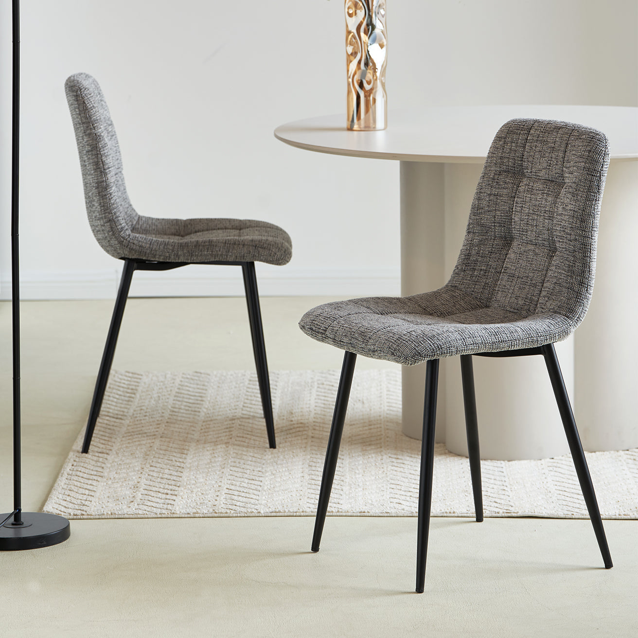 Découvrez le lot de 3 chaises de salle à manger OFCASA Aoife en tissu lin aux couleurs assorties : un design moderne avec assise confortableavec motif matelassé à carreaux, pieds en métal robustes et montage facile — parfait pour un intérieur contemporain.