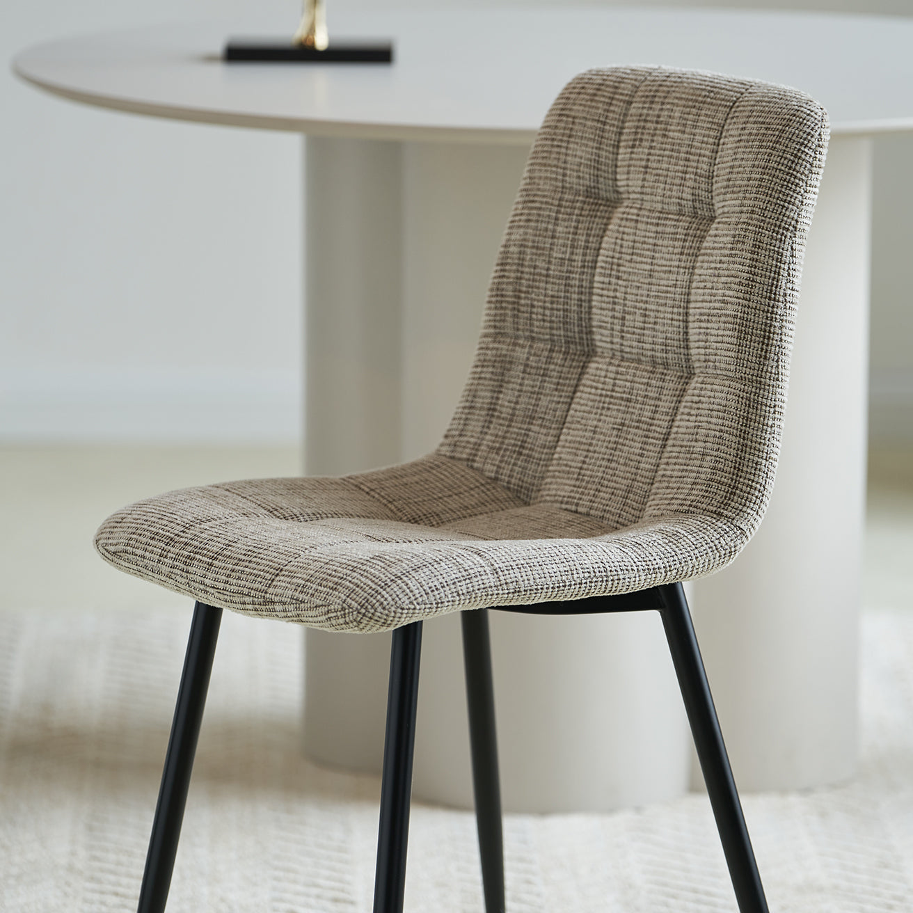 Découvrez le lot de 3 chaises de salle à manger OFCASA Aoife en tissu lin aux couleurs assorties : un design moderne avec assise confortableavec motif matelassé à carreaux, pieds en métal robustes et montage facile — parfait pour un intérieur contemporain.