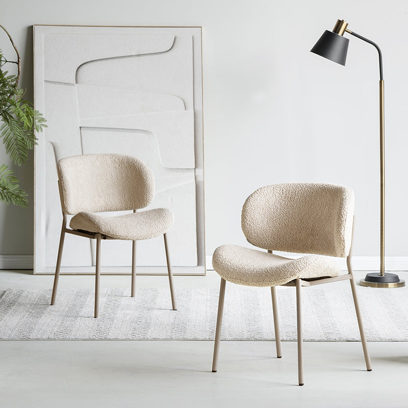 Sublimez votre espace repas avec les chaise de Salle à Manger Hadley en tissu bouclette d’OFCASA. Tissu bouclé doux, large dossier pour un bon maintien et pieds métalliques robustes — parfaites pour un intérieur britannique cosy et élégant.