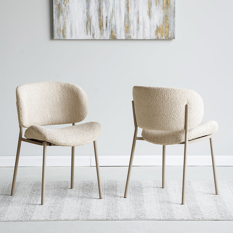 Sublimez votre espace repas avec les chaise de Salle à Manger Hadley en tissu bouclette d’OFCASA. Tissu bouclé doux, large dossier pour un bon maintien et pieds métalliques robustes — parfaites pour un intérieur britannique cosy et élégant.