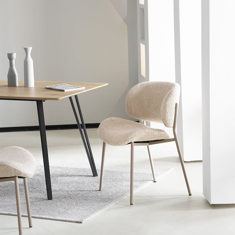 Sublimez votre espace repas avec les chaise de Salle à Manger Hadley en tissu bouclette d’OFCASA. Tissu bouclé doux, large dossier pour un bon maintien et pieds métalliques robustes — parfaites pour un intérieur britannique cosy et élégant.
