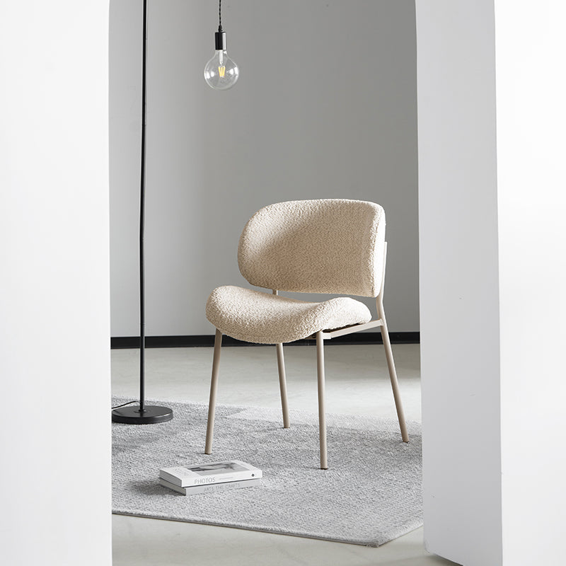 Sublimez votre espace repas avec les chaise de Salle à Manger Hadley en tissu bouclette d’OFCASA. Tissu bouclé doux, large dossier pour un bon maintien et pieds métalliques robustes — parfaites pour un intérieur britannique cosy et élégant.