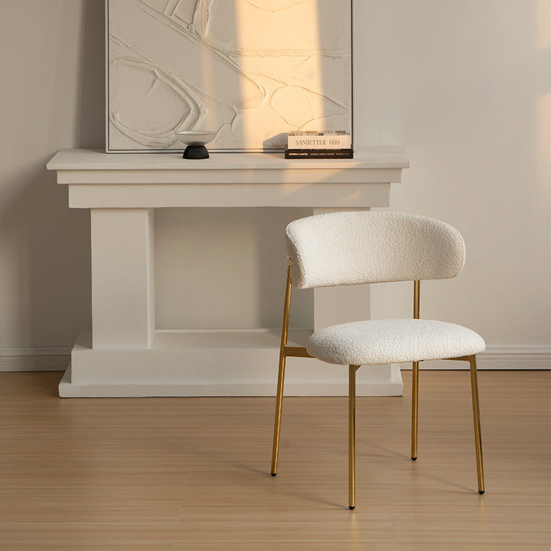 Apportez une touche d’élégance à votre salle à manger avec les Chaises de Salle à Manger Zahra X d’OFCASA : tissu bouclé chaleureux, dossier large structuré et pieds en chrome doré raffiné. Vendues par lot de 2, elles allient confort et style pour sublimer votre intérieur.