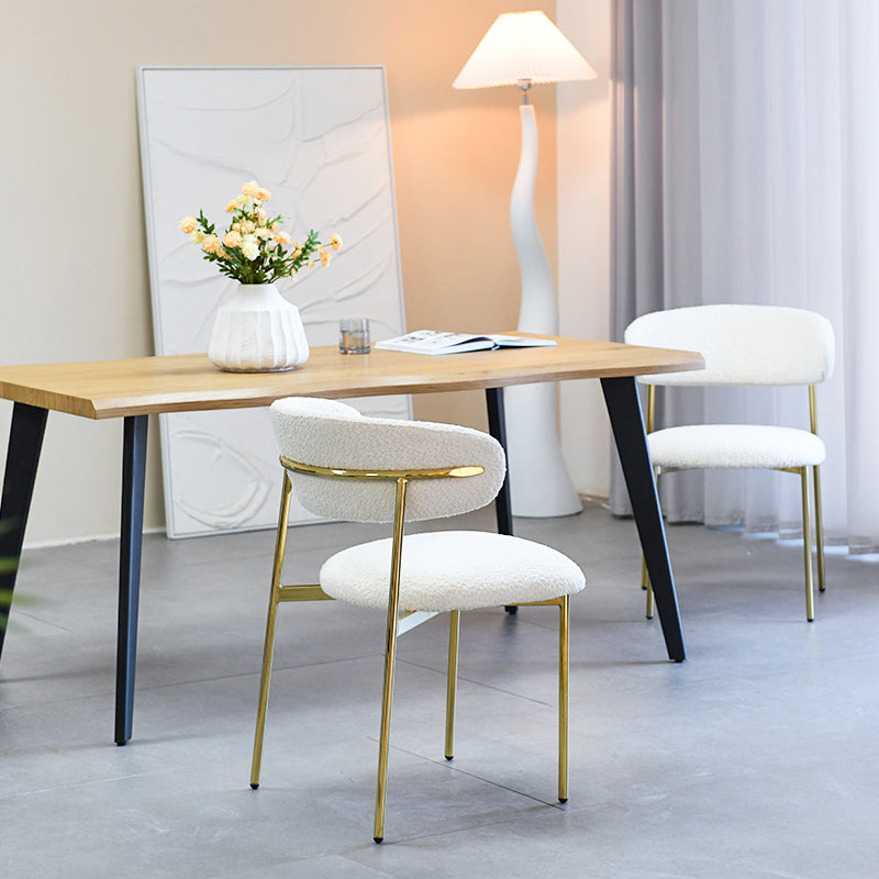 Apportez une touche d’élégance à votre salle à manger avec les Chaises de Salle à Manger Zahra X d’OFCASA : tissu bouclé chaleureux, dossier large structuré et pieds en chrome doré raffiné. Vendues par lot de 2, elles allient confort et style pour sublimer votre intérieur.