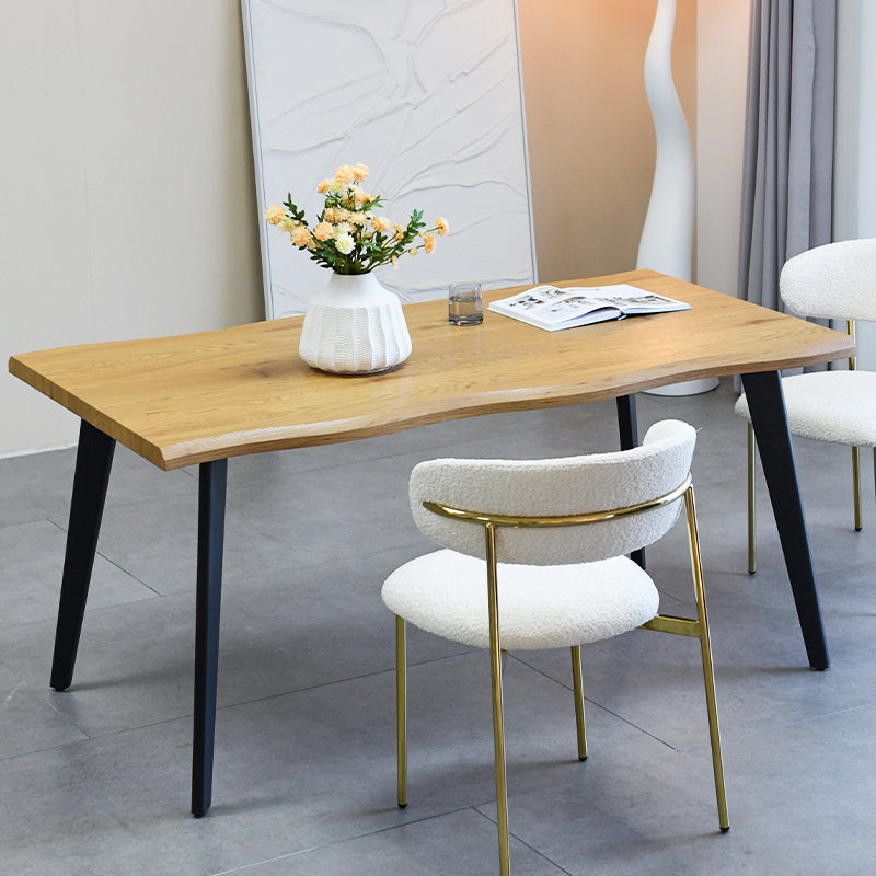 Apportez une touche d’élégance à votre salle à manger avec les Chaises de Salle à Manger Zahra X d’OFCASA : tissu bouclé chaleureux, dossier large structuré et pieds en chrome doré raffiné. Vendues par lot de 2, elles allient confort et style pour sublimer votre intérieur.