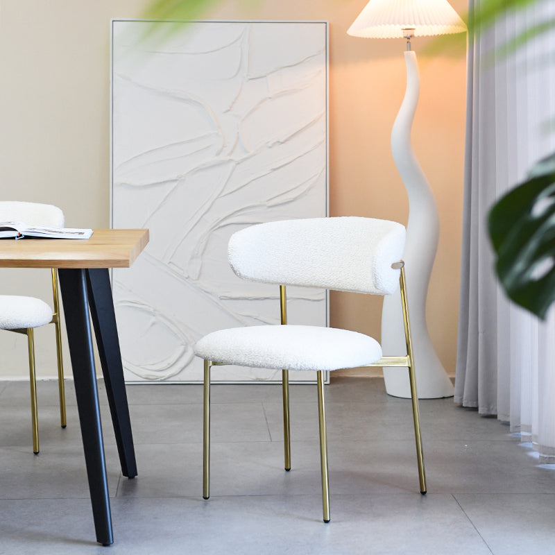 Apportez une touche d’élégance à votre salle à manger avec les Chaises de Salle à Manger Zahra X d’OFCASA : tissu bouclé chaleureux, dossier large structuré et pieds en chrome doré raffiné. Vendues par lot de 2, elles allient confort et style pour sublimer votre intérieur.