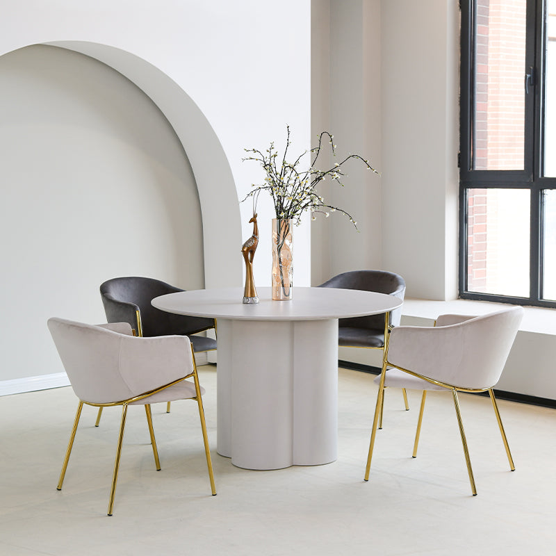 Ajoutez une touche de luxe à votre salle à manger avec les Fauteuils Salle à Manger Dalila d’OFCASA : velours doux, pieds en chrome doré, structure métallique robuste et montage facile, parfaits pour les intérieurs élégants au Royaume-Uni.