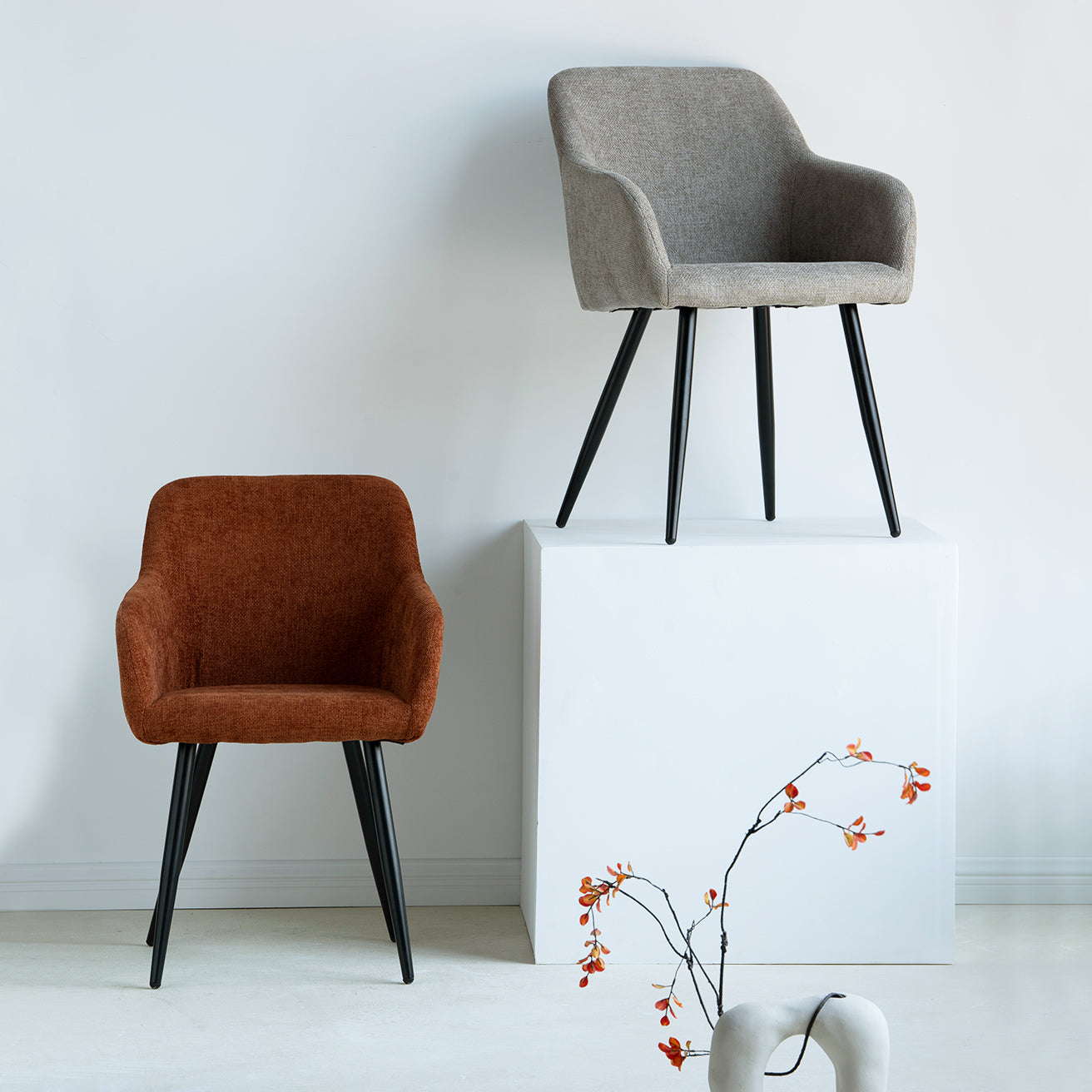 Découvrez OFCASA Frazer Chaises de Salle à Manger en lin — avec une assise matelassée douce, des pieds en métal robustes et un montage simple. Parfaites pour créer un espace repas élégant et chaleureux, à l’esprit britannique.