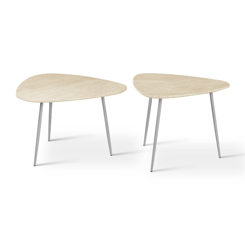 Redéfinissez votre salon avec l’ensemble de tables basses Piper : deux plateaux triangulaires effet travertin portés par de fins pieds en métal pour une touche chic et moderne.
