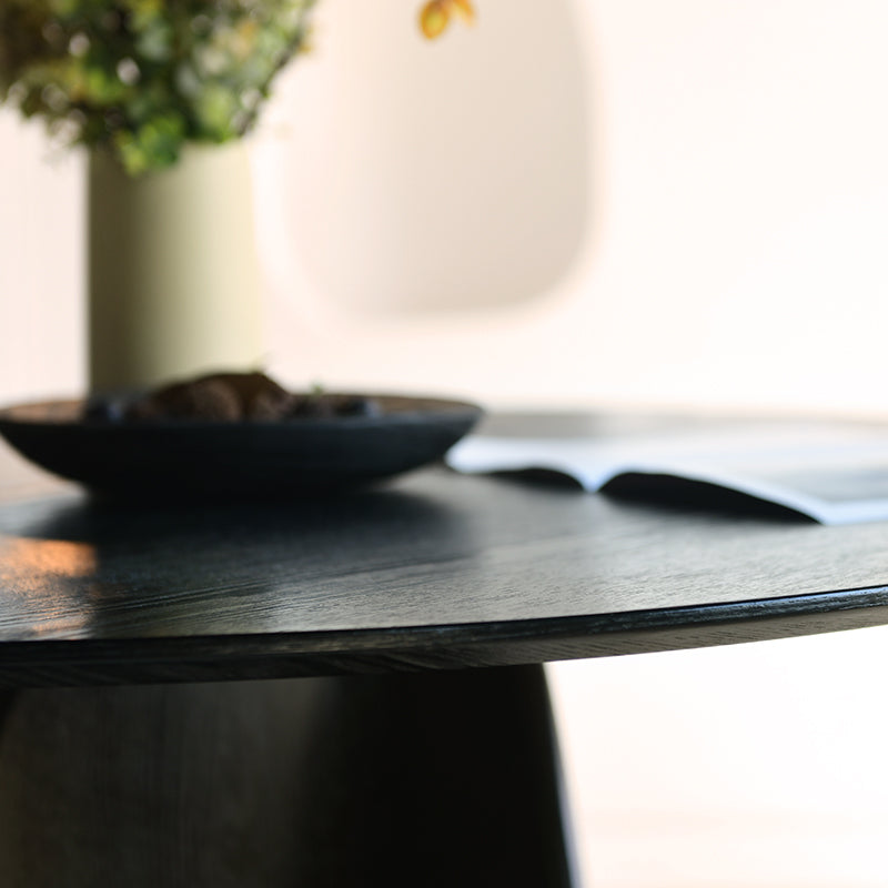 Modernisez votre salle à manger avec la table ronde noire Gemma 120 cm d’OFCASA : plateau en MDF audacieux et base en placage bois pour un style contemporain.