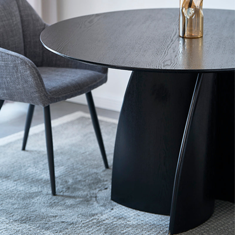 Modernisez votre salle à manger avec la table ronde noire Gemma 120 cm d’OFCASA : plateau en MDF audacieux et base en placage bois pour un style contemporain.