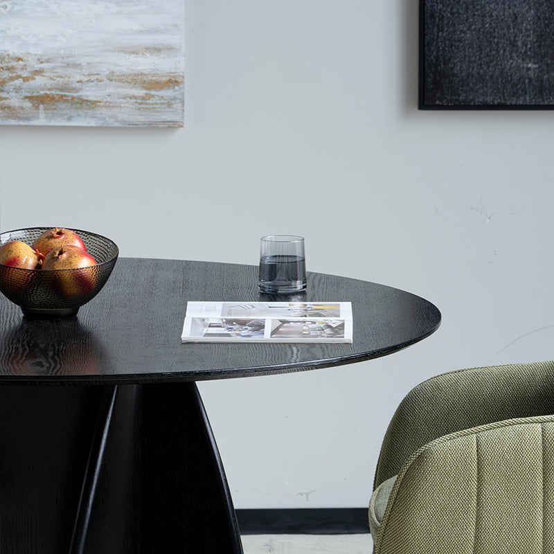 Modernisez votre salle à manger avec la table ronde noire Gemma 120 cm d’OFCASA : plateau en MDF audacieux et base en placage bois pour un style contemporain.