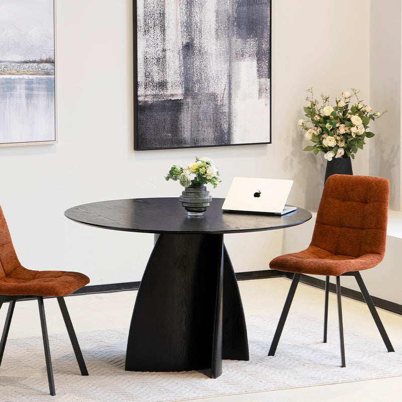 Modernisez votre salle à manger avec la table ronde noire Gemma 120 cm d’OFCASA : plateau en MDF audacieux et base en placage bois pour un style contemporain.