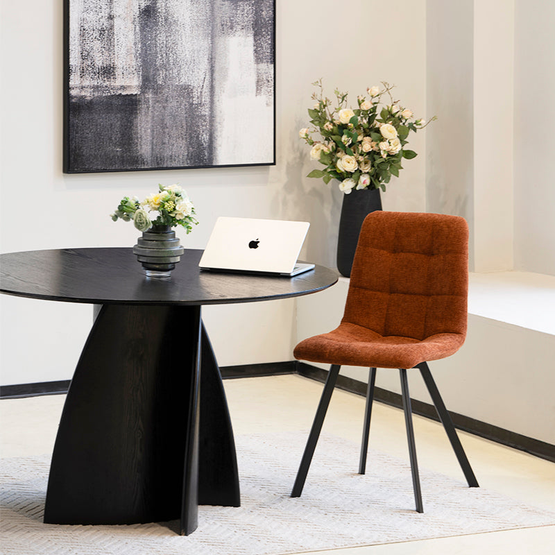 Modernisez votre salle à manger avec la table ronde noire Gemma 120 cm d’OFCASA : plateau en MDF audacieux et base en placage bois pour un style contemporain.