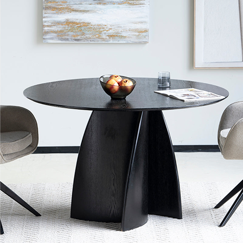 Modernisez votre salle à manger avec la table ronde noire Gemma 120 cm d’OFCASA : plateau en MDF audacieux et base en placage bois pour un style contemporain.