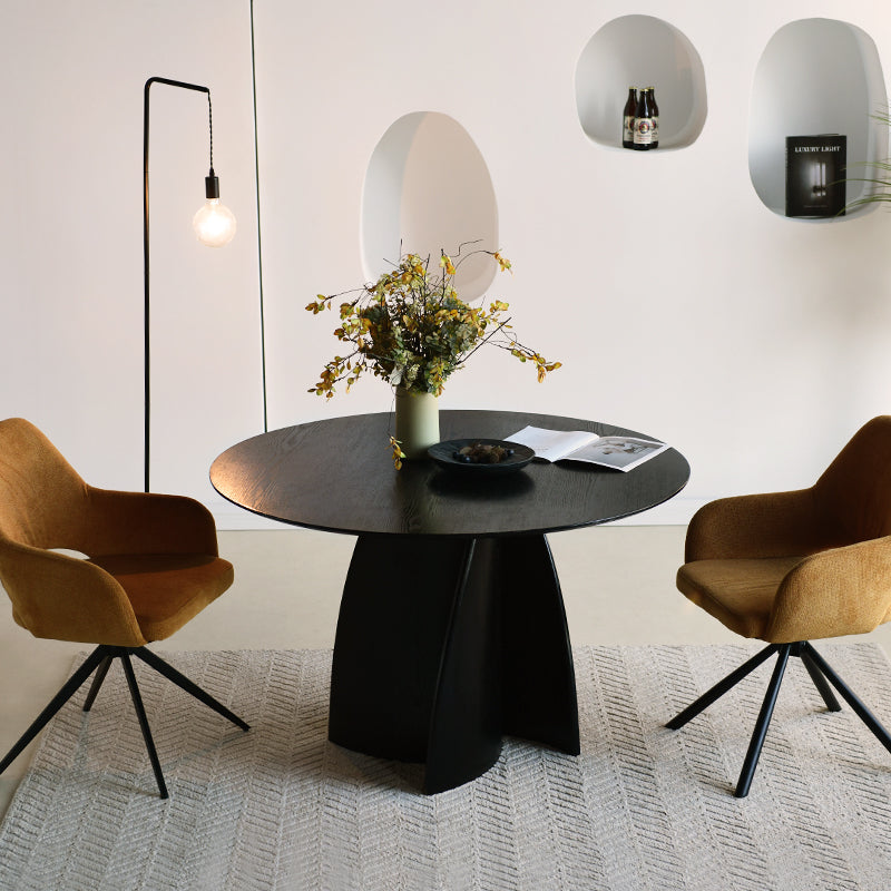 Modernisez votre salle à manger avec la table ronde noire Gemma 120 cm d’OFCASA : plateau en MDF audacieux et base en placage bois pour un style contemporain.