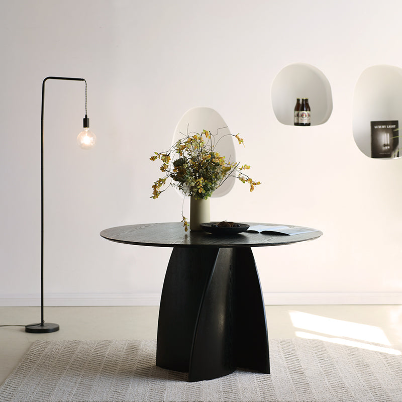 Modernisez votre salle à manger avec la table ronde noire Gemma 120 cm d’OFCASA : plateau en MDF audacieux et base en placage bois pour un style contemporain.