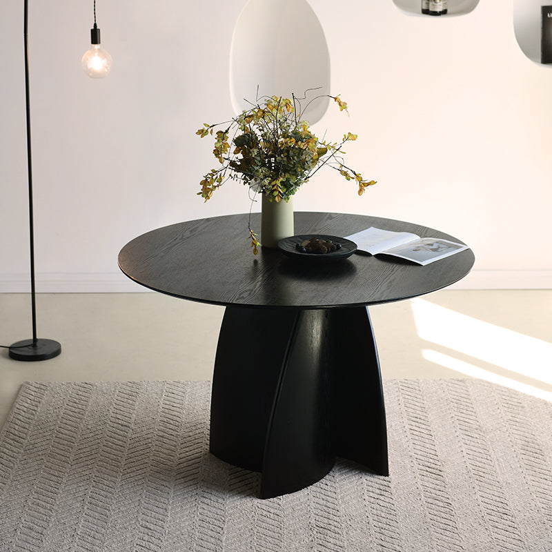 Modernisez votre salle à manger avec la table ronde noire Gemma 120 cm d’OFCASA : plateau en MDF audacieux et base en placage bois pour un style contemporain.
