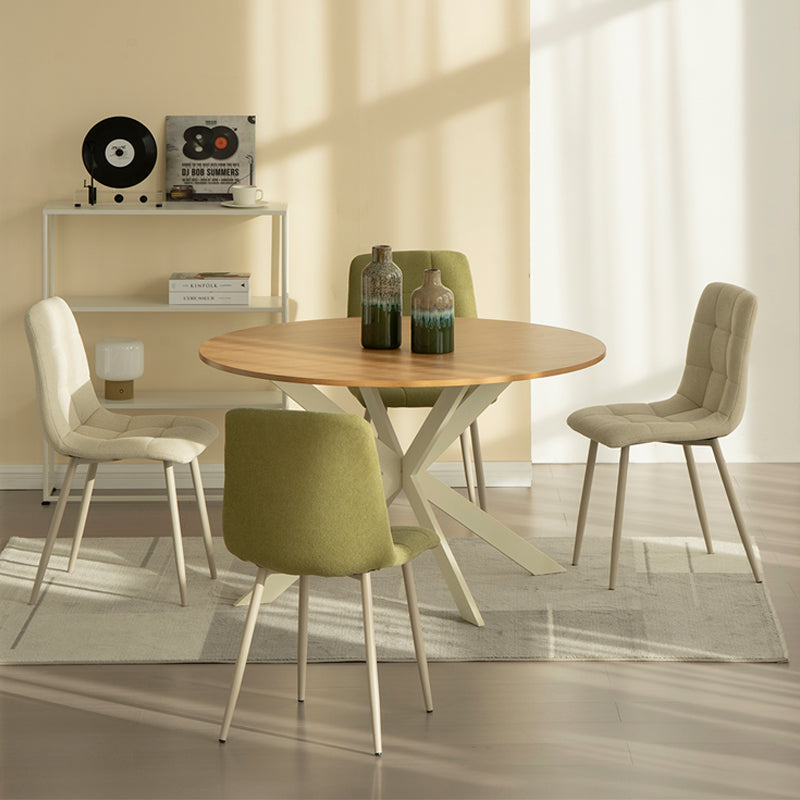 Découvrez la table de salle à manger ronde Tilly d’OFCASA – plateau en mélamine effet bois de 120 cm, pieds en métal en X robustes et montage facile. Parfaite pour accueillir 4 personnes dans les intérieurs modernes.