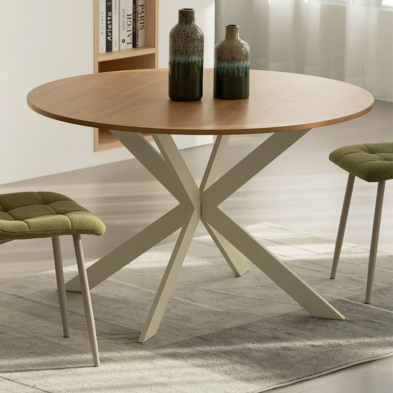 Découvrez la table de salle à manger ronde Tilly d’OFCASA – plateau en mélamine effet bois de 120 cm, pieds en métal en X robustes et montage facile. Parfaite pour accueillir 4 personnes dans les intérieurs modernes.