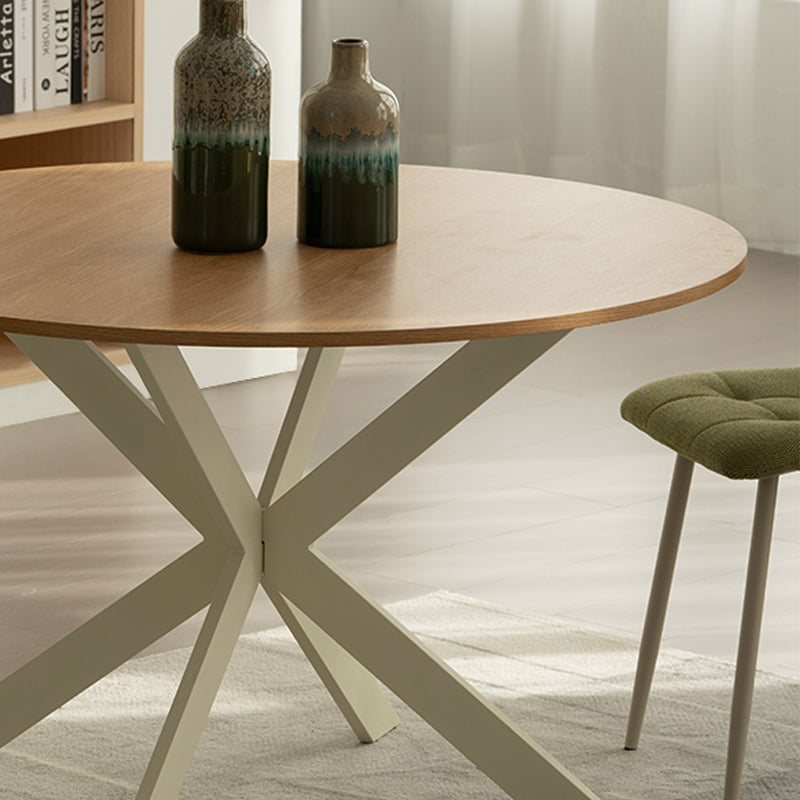 Découvrez la table de salle à manger ronde Tilly d’OFCASA – plateau en mélamine effet bois de 120 cm, pieds en métal en X robustes et montage facile. Parfaite pour accueillir 4 personnes dans les intérieurs modernes.