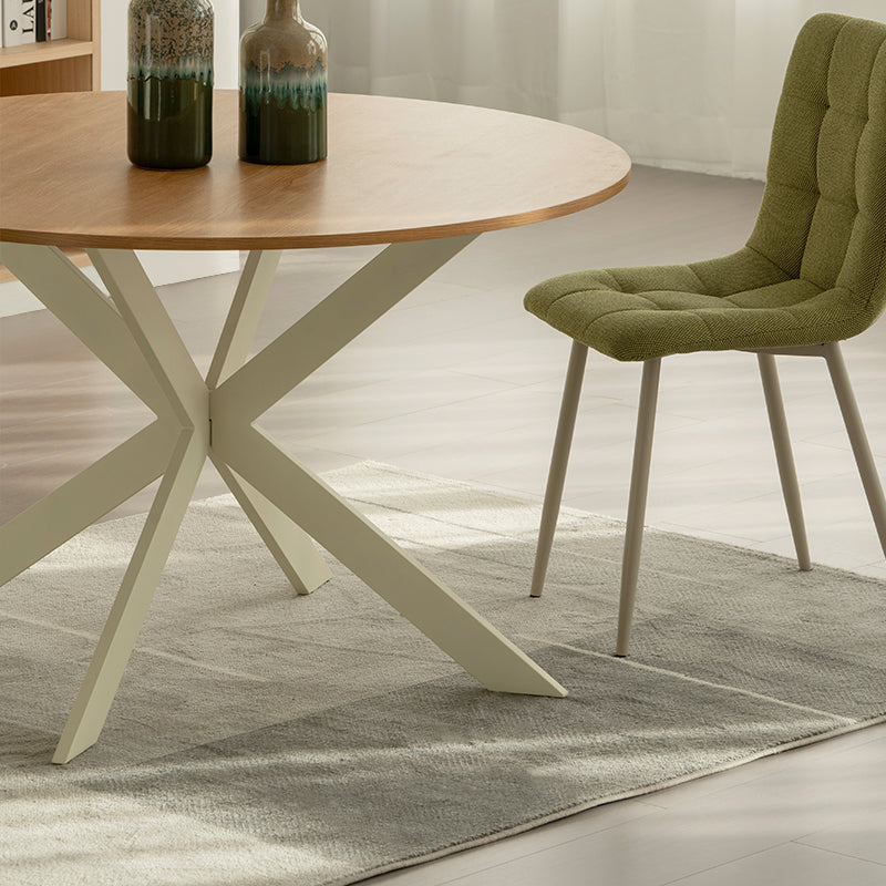 Découvrez la table de salle à manger ronde Tilly d’OFCASA – plateau en mélamine effet bois de 120 cm, pieds en métal en X robustes et montage facile. Parfaite pour accueillir 4 personnes dans les intérieurs modernes.
