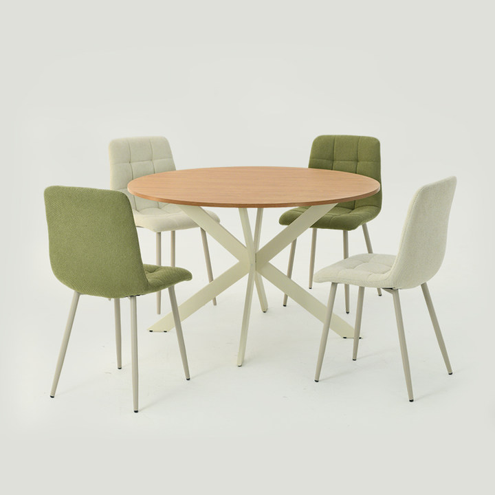 Découvrez la table de salle à manger ronde Tilly d’OFCASA – plateau en mélamine effet bois de 120 cm, pieds en métal en X robustes et montage facile. Parfaite pour accueillir 4 personnes dans les intérieurs modernes.