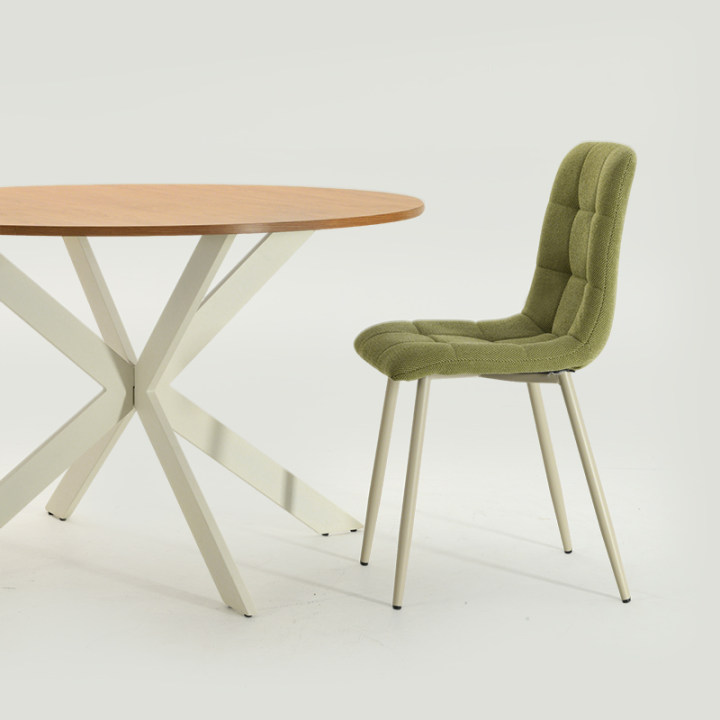 Découvrez la table de salle à manger ronde Tilly d’OFCASA – plateau en mélamine effet bois de 120 cm, pieds en métal en X robustes et montage facile. Parfaite pour accueillir 4 personnes dans les intérieurs modernes.