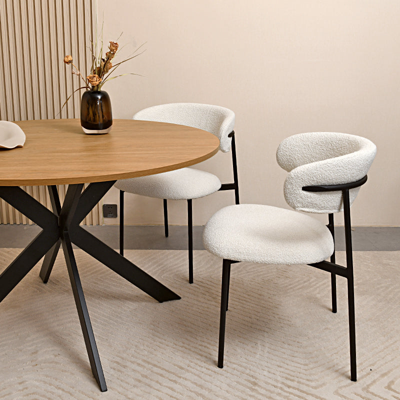 Découvrez la table de salle à manger ronde Tilly d’OFCASA – plateau en mélamine effet bois de 120 cm, pieds en métal en X robustes et montage facile. Parfaite pour accueillir 4 personnes dans les intérieurs modernes.