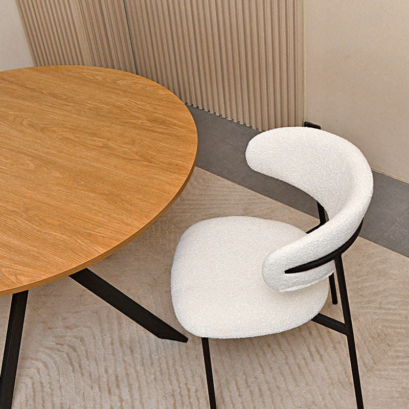 Découvrez la table de salle à manger ronde Tilly d’OFCASA – plateau en mélamine effet bois de 120 cm, pieds en métal en X robustes et montage facile. Parfaite pour accueillir 4 personnes dans les intérieurs modernes.