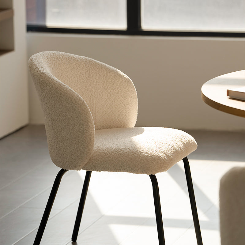 Recevez avec style grâce à la table ronde Veronica 80 cm en placage chêne et ses quatre chaises Yasin en bouclé avec pieds en métal noir — un ensemble cosy et moderne.
