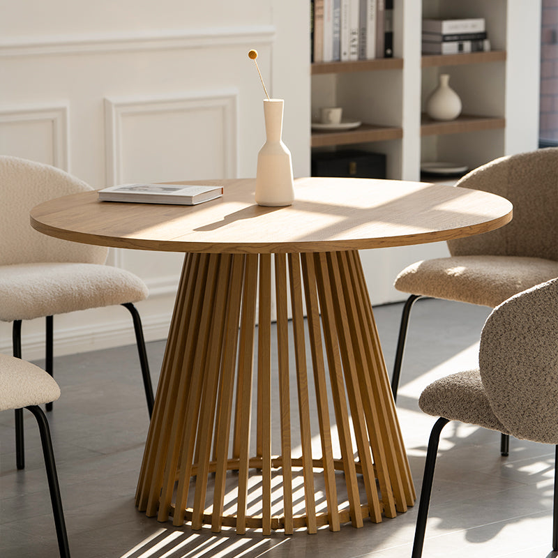 Recevez avec style grâce à la table ronde Veronica 80 cm en placage chêne et ses quatre chaises Yasin en bouclé avec pieds en métal noir — un ensemble cosy et moderne.
