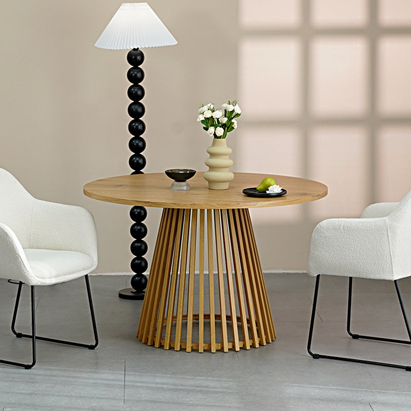 Découvrez la Table de salle à manger ronde Veronica 120 cm d’OFCASA, avec un plateau imitation chêne et une base métallique design. Idéale pour une table avec 4 chaises dans les intérieurs contemporains britanniques.