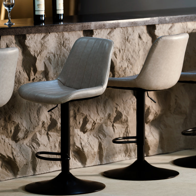 Découvrez les tabourets de bar OFCASA Jarvis AH : hauteur réglable de 62 à 82 cm avec vérin hydraulique, assise pivotante à 360°, revêtement en similicuir et base en métal stable — un choix idéal pour les cuisines modernes.